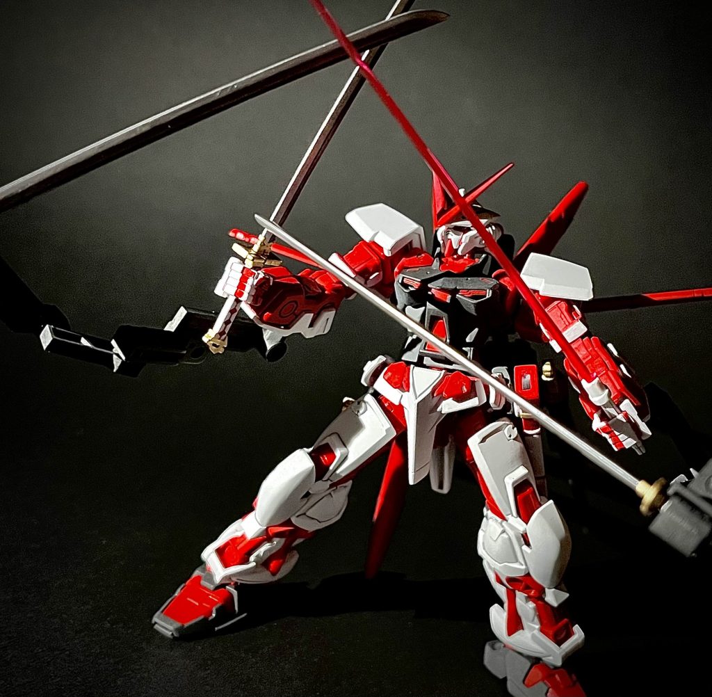 【4刀流】ガーベラストレートは1本しかないので、左手にはビームサーベルを持つことになります。このゴテゴテ感を出したくて…ジンやザクウォーリアをざっくばらんに切り捨ててほしいものです。