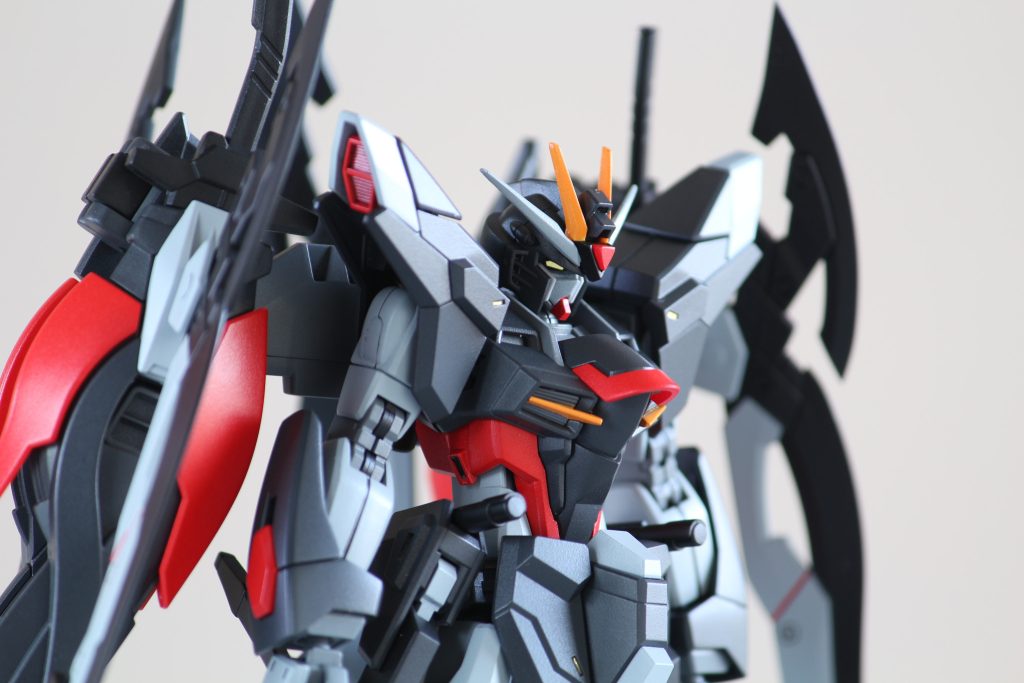 ▲お気に入りのショットツインアイはラピーテープを使っています。アンテナはシャープ化はもちろん全体が黄色なのでマスキングして一部を黒色にしています。また写真では分かりませんが、メットの頬を薄くするのと、顎の左右パーツを削っています。