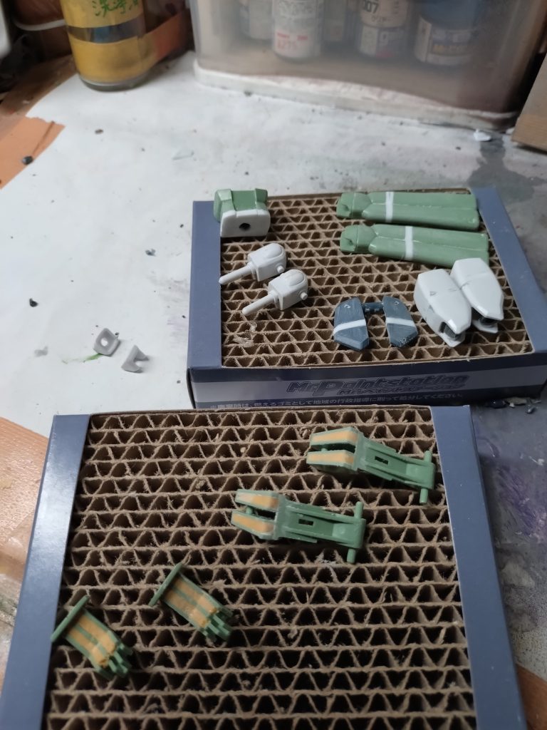 全体的にスタイリッシュに、したかったので、太ももや二の腕等、延長工作。