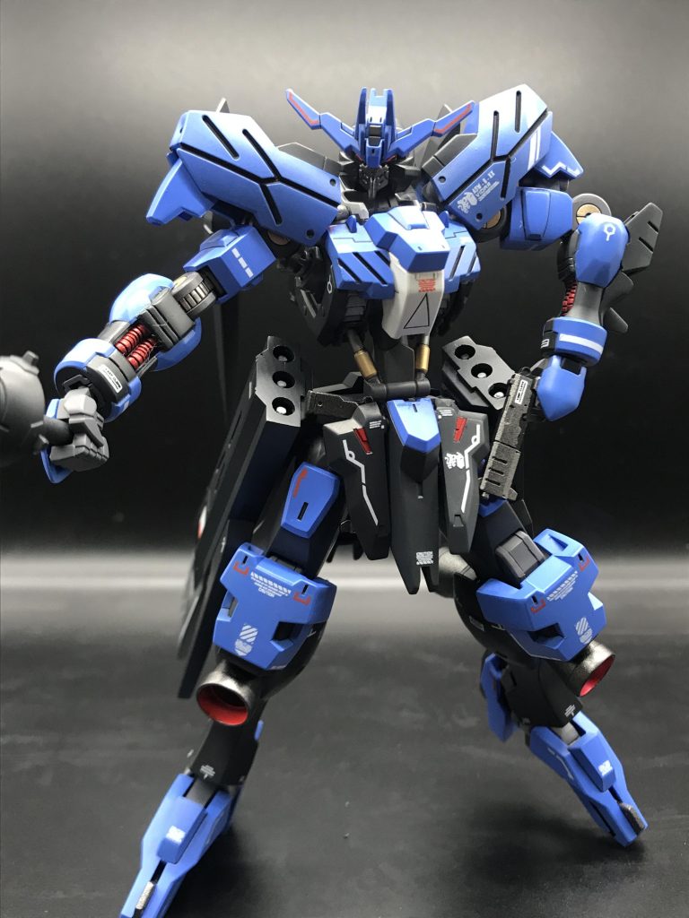 ハンドガンが外せるだけでも見栄えが変わる。少しスカートより出ますが許容範囲内で。