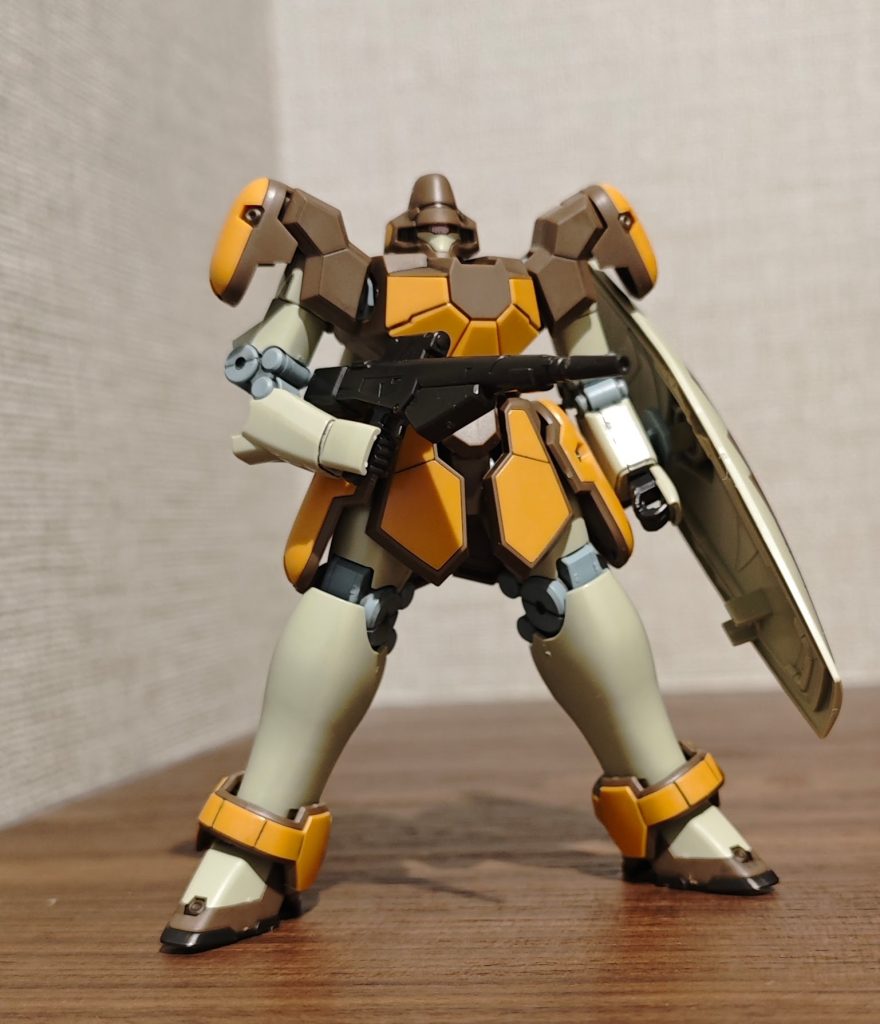 付属品はライフル、シールド、アックスと量産MSらしくかなりシンプル。悪くはないのですがシンプルすぎるのでプレバン狂気の36機セットに付属してたカスタム用の武器だけ販売してくれないですかね…。