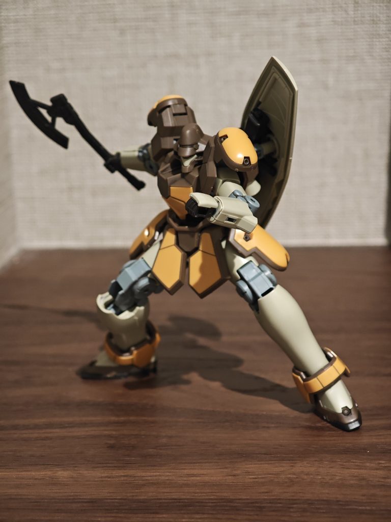 頭部は形状的にかなり動かし辛いですが取り付け方法考えれば横向いたりもできました。旅行ガンプラのつもりだったのにこれではただのレビューだ…。