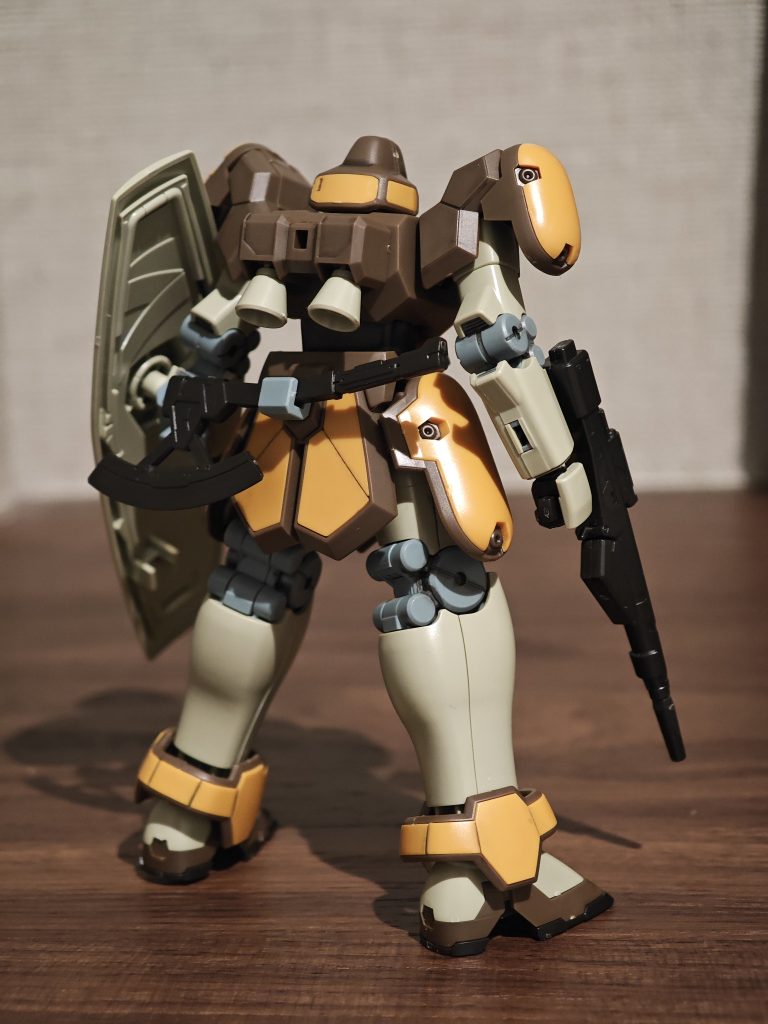 色分けもかなり良いのですがモノアイと両肩の装甲の黄色い部分だけはシールで再現と地味に残念な所も。ただデザイン的にそのままでも違和感はあんまりなかったので今回はそのまま、モノアイはガンダムマーカーで塗装とスミ入れだけの簡単仕上げで作りました。