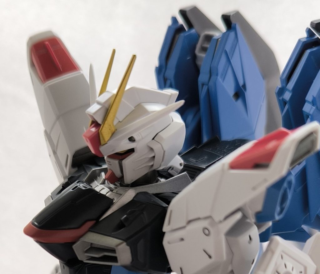 口パーツとメットの下部分を削ったことによって、顎を引く動作が自然になり、下向きのポーズがカッコよく決まるようになりました。