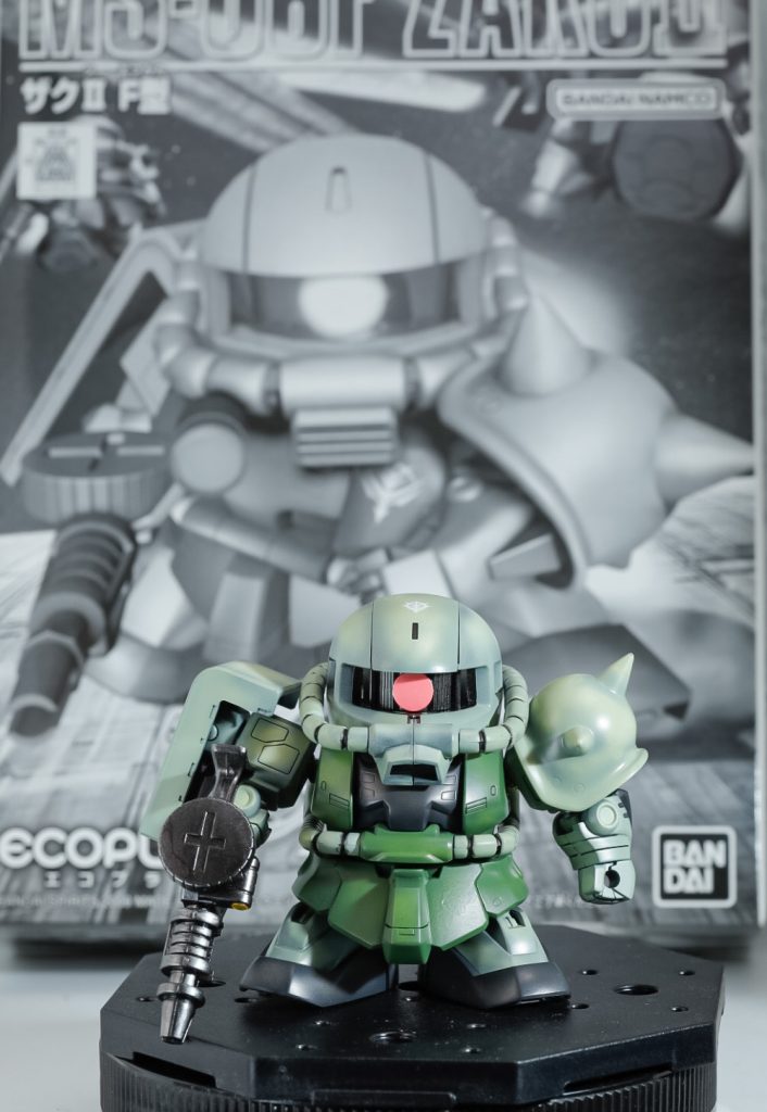 SDザクは2体目で作ったのでもうちょい白黒ハッキリさせてみたのですが重厚感なのか、単なる塗りムラなのか…あ！SDザクの口、左右で色塗り忘れがありますね…😅