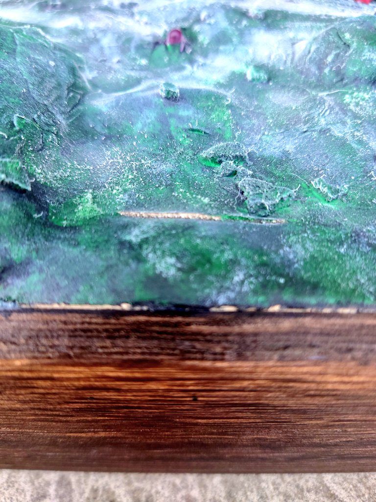 思った以上に紙粘土の収縮が強くいたる所に割れが発生