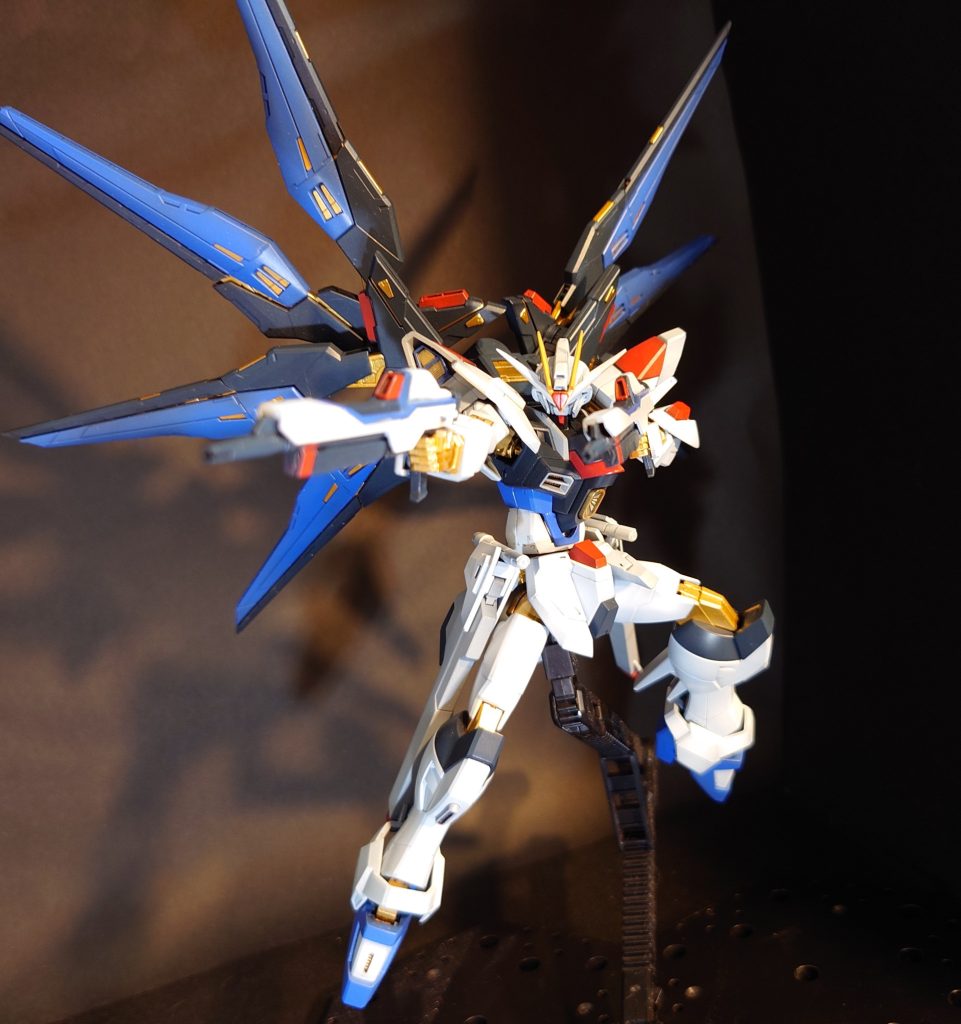 胴と太ももで2mmずつ、アンテナ少し延長、羽根はHGCEの物が大きすぎたのでRGのものを加工して取り付け。一応換装も可能なようにしました。ビームライフルも大きすぎたので2mm程幅を狭めて薄く