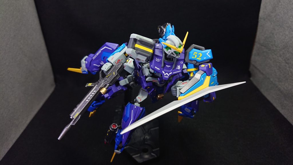 機体のモチーフはギリシア神話に出てくる上半身は人間、下半身はタコの怪物「スキュラ」を意識してみました足が6本と少し足りないのですがデザイン上これが限界でした💦しかし、初の異形系ストライクとしては上手くまとめられてると満足していますｗ頭部は潜水ヘルメットをイメージしてガンダムアストレアタイプFを採用してみましたヘルメットの奥にツインアイがちゃんと見えているのがポイントですｗ