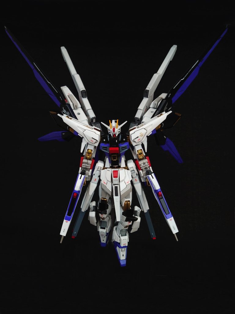 発展強化型っぽくする為、プラ板による装甲·武装の追加。また羽の展開方法の変更など素体のパーツを活かしつつ印象を変えるように製作しました。