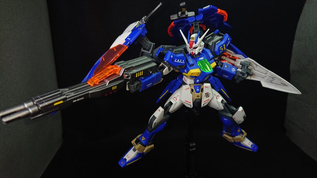 メイン武装は、ウイングガンダムゼロ炎のツインバスターライフルですウイングガンダム系の機体とミキシングするなら外せない武装ですよねw他には機動力を活かした近接戦武装のハイパーカレトヴルッフとビームサーベルがあるので、どの距離でも戦えるオールラウンダーな機体になっています