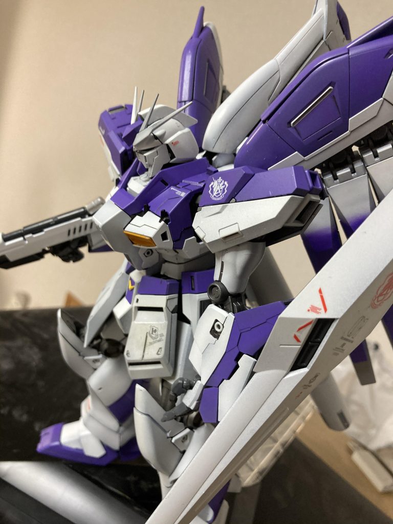 「ファンネルのデカールは上級過ぎて貼りにくいよ」とか、制作に当たってのアドバイスなんかもスタッフさんにいただきつつ(ああいう方々をマイスターと言うんでしょうかね。)、2ヶ月かけて作りました。いや〜どうにかなるものですね。構造上、背中が外れやすいのとかはありつつも(Youtuberのヲタファさんのチャンネルで予習済み)覚悟はしていたので・・・。 因みにファンネルは潔くデカールを諦めて塗装しました。