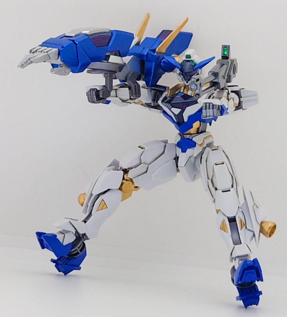 虎の手とビームライフルを一斉総射している状態!