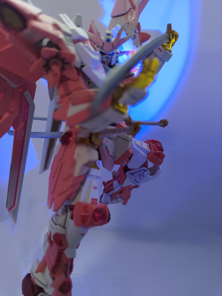 【機体解説】機体名:エターナルフリーダムガンダム TYPE-S パイロット:キラ・ヤマトを想定武装:対艦刀フツノミタマ試製活人剣「大和(ヤマト)」「明日葉(アスハ)」ピクウス2 31mm近接防御機関砲 トヴァシュトリ 超高インパルス砲無線攻撃端末「オウカ」パルマ・フィオリトゥーラヴァリアブルフェイズシフト装甲エグレージェ ビームシールド ニュートロンジャマーキャンセラーフルール・リュミエールトゥテラーレ・エデン戦後、1組織の所有するモビルスーツとしては強力すぎるという判断から凍結されてしまったマイティーストライクフリーダムガンダムに代わり、エリカ・シモンズ、アルバート・ハインライン、ロウ・ギュールといった世界有数の技術者によって開発された機体。「収束重核子ビーム砲 ディスラプター」やプラウドディフェンダーに搭載された攻撃的な武装類を幾つか廃し、レクイエム砲すら弾きオーブ一国を覆うほどの超広範囲に展開できる防御フィールド「トゥテラーレ・エデン」を筆頭に防衛に特化した機能を多数搭載している。そのため、攻撃性能といった兵器としての総合面ではマイティーストライクフリーダムガンダムより明確に劣る。平和を恒久的に作るという願いから機体名にはかつてのフリーダムガンダムの旗艦「エターナル」の名が付けられた。エターナルフリーダムガンダムは三機製造されているが、本機はオーブに根づく和の文化を想起させるようなカラーリングが施され「TYPE-S(桜)」を冠している。