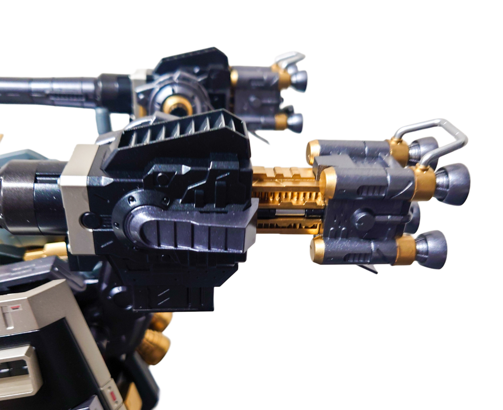 バックパックに装備したロングレンジバスターキャノンは、冷却のため一部パーツがスライドして内部が見れるようになっています。