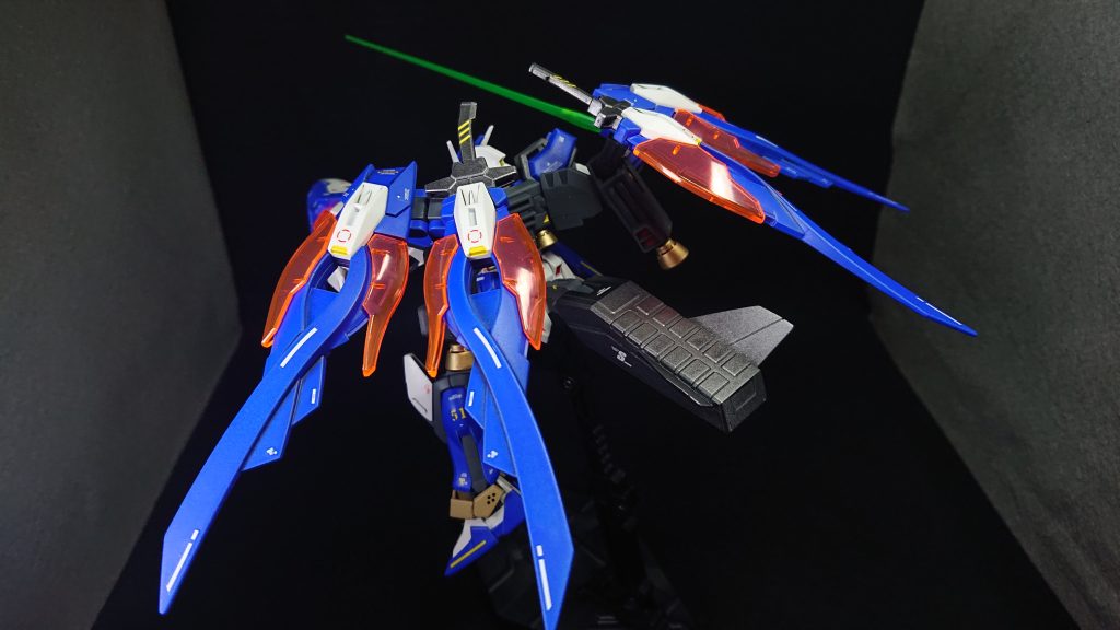 追加武装は、リアスカートに接続したガンダムハルートのミサイルコンテナです制作当初は装備されていなかったのですが、飛行形態にしてみたところ何だか味気無く感じたので追加してみましたミサイルを打ち切った後はコンテナをパージし、残ったジョイントにシールドをマウントさせるとツインバスターライフルを両手で持てるようになりますw