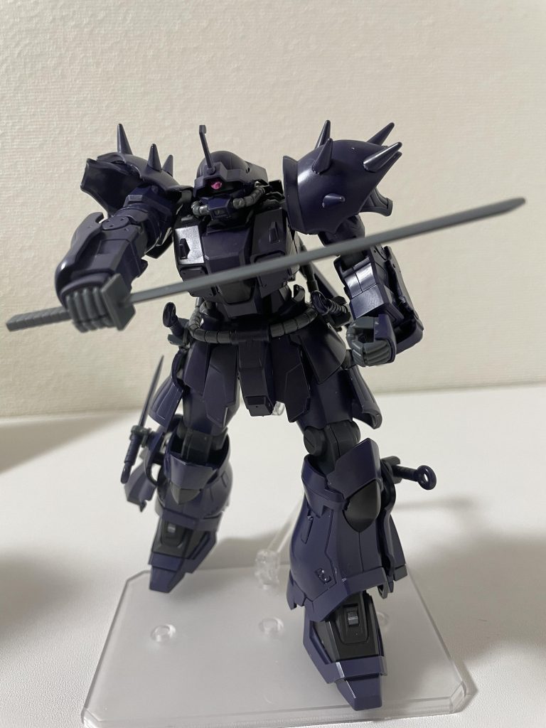 敵の攻撃をコールドソードで受け止めるナハト