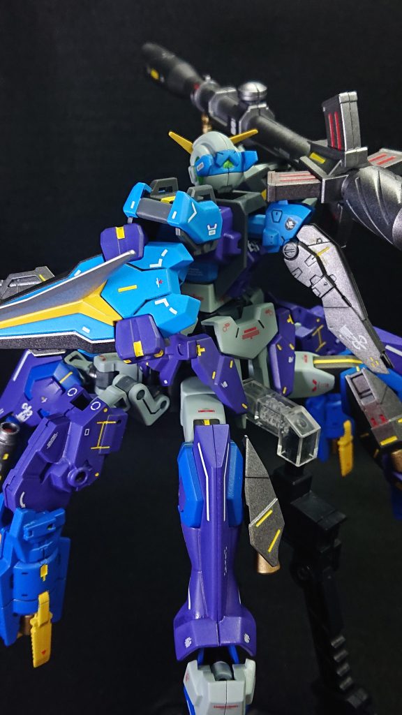 機動力向上のため後ろ足には30MMオプションパーツセット1のブースターを装備し、真ん中の足には30MMのマルチブースターユニットを採用していますバックパックにもビルダーズパーツのスラスターを採用しているので水中での移動速度はかなりのモノになっています前足の間に装備したアーマーにも小さなブースターを追加しているところがポイント高い感じですｗ