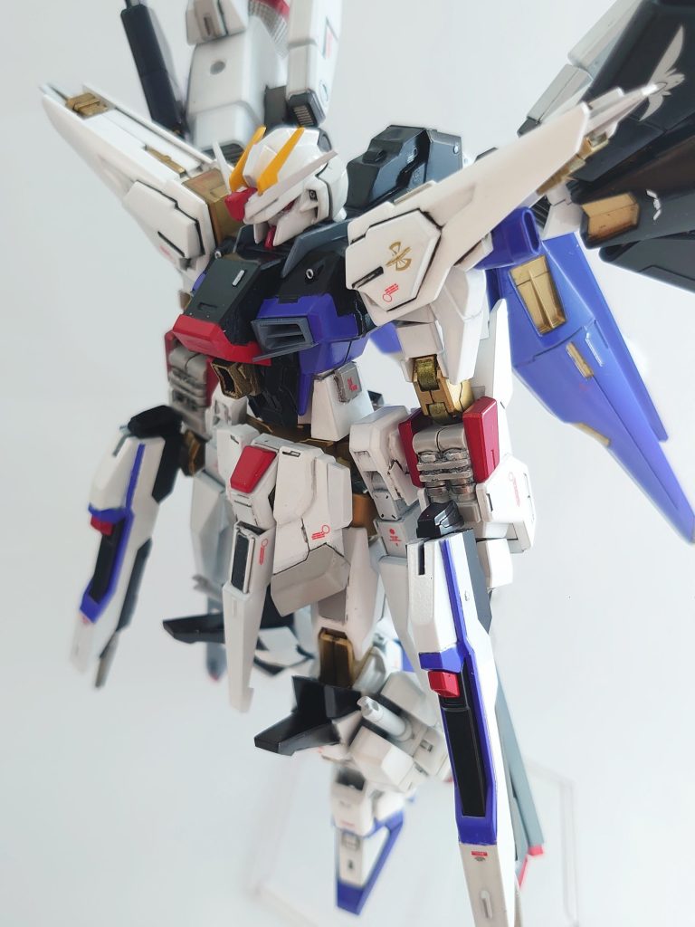 顔は悪役面にする為に全体的に前に延長。またプロヴィデンスの肩みたく尖った印象に変更。