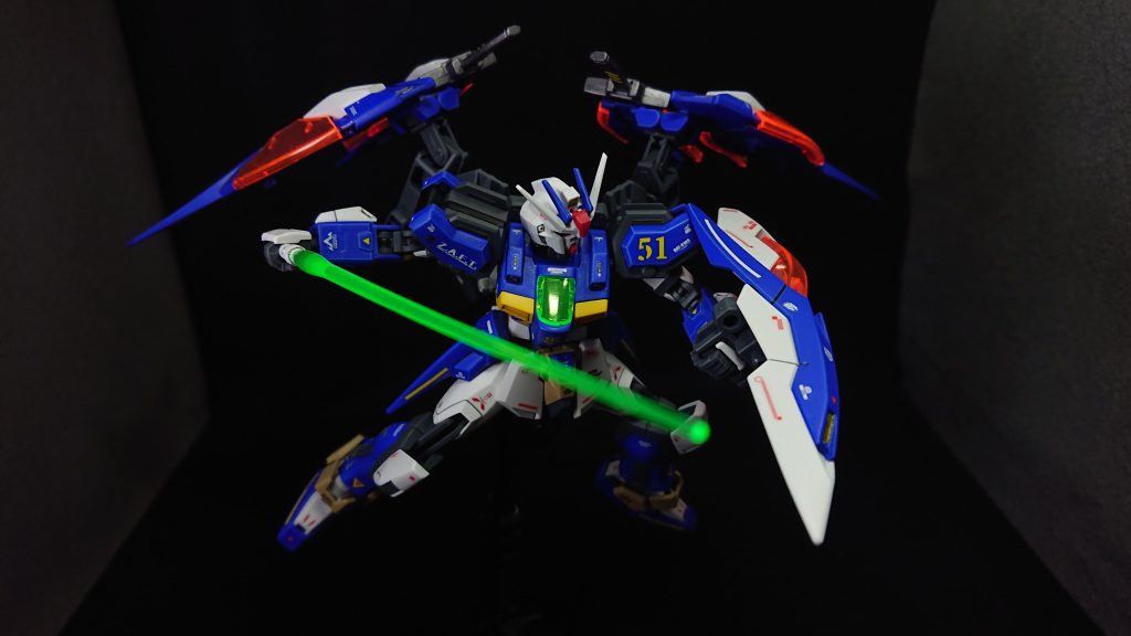 機体カラーは、空をイメージしたヒロイックな感じが出せればいいなと考えて青系でいくことにしましたスカイブルーは前作(ラプターストライク)で使ったので印象が被らないよう使用を控え、まだ使ったことの無いコバルトブルーをメインに塗装してみました自分のイメージしていた色よりも若干濃い青でしたが、それがかえってクリアパーツと上手く馴染んでて結果オーライでしたw