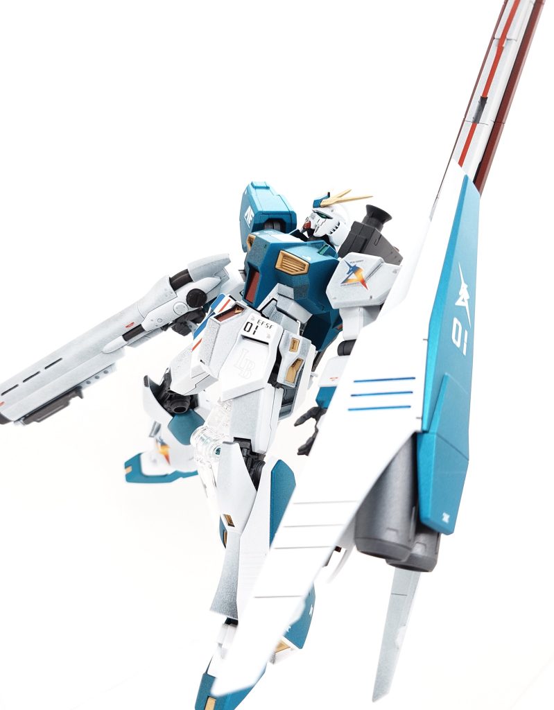 『俺のνガンダム企画』が始まったので安易な気持ちでスタートしたものの、気が付けば、拘り始めてしまって思ったより製作期間が長くかかってしまいました。当然HGUCとは接続方法が異なる部分もあるので、ミキシングは試行錯誤の連続でした。当初通常のフィンファンネルも取り付ける方針で進めていましたが、まとまりが無くなりそうだった為、ロングレンジフィンファンネルだけとしました。