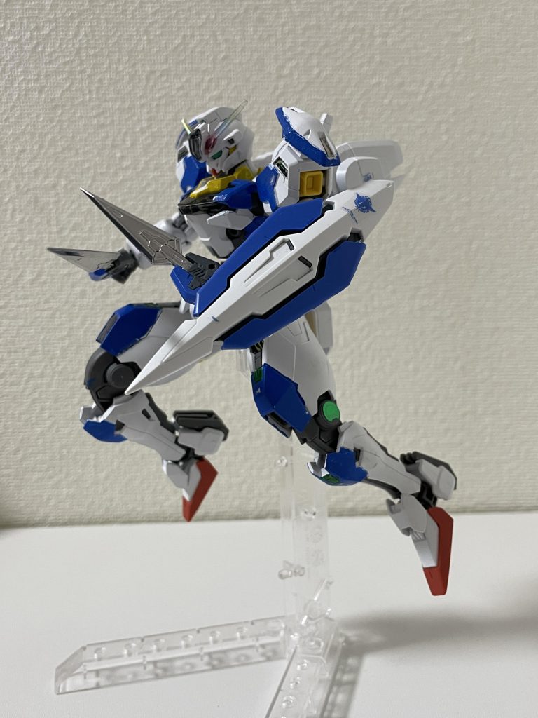 GNロングブレイド、GNショートブレイド、GNシールド装備。シールドはキャリバーンに付属のシールド保持部品で接着。ただ、無理やり保持させているので、正面からの写真には耐えられません……。
