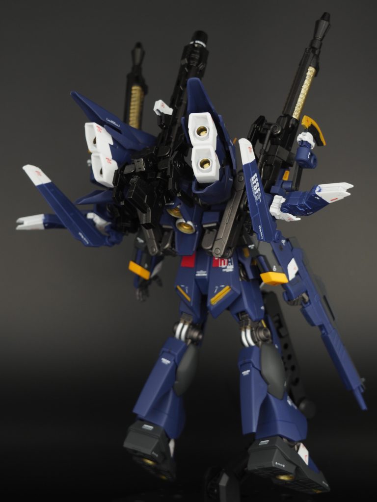 後ろから見るとすごいボリューム。。。形状やギミック、デカール位置などMETAL ROBOT魂のヒュッケバイン30thレビュー記事を参考に再現しています。