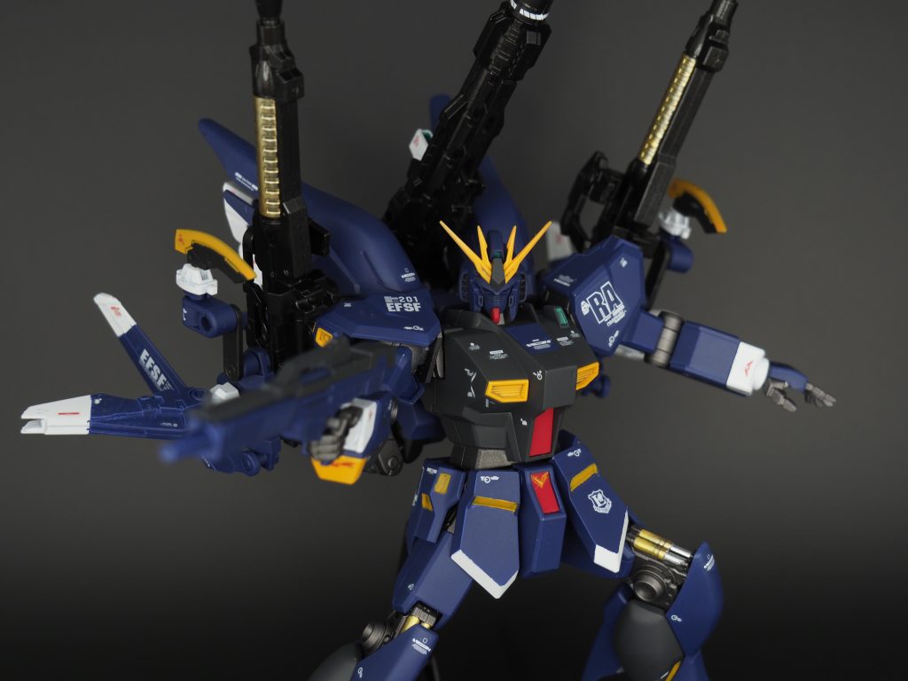 前回はバックパックはGフレームのシナンジュ（！？）を使ったので前から見ると全然わからなかったのですが今回はちゃんとHGUCを使ったので存在感があります。ガンプラちゃんと買えるようになって良かったよ・・・