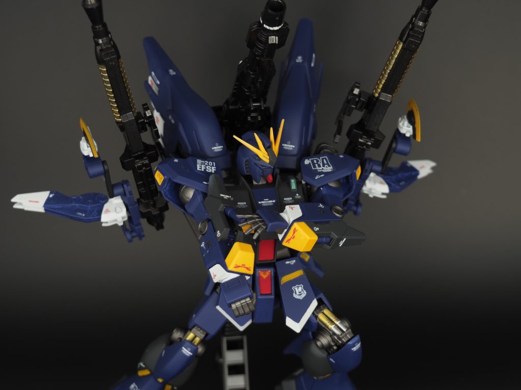 今回HGUCベースにしたかった理由はビームサーベルギミックを再現したかったからです。両腕ともビームサーベルユニットに変更してνガンダムのアシンメトリーからシンメトリーにシルエットを変更しています。