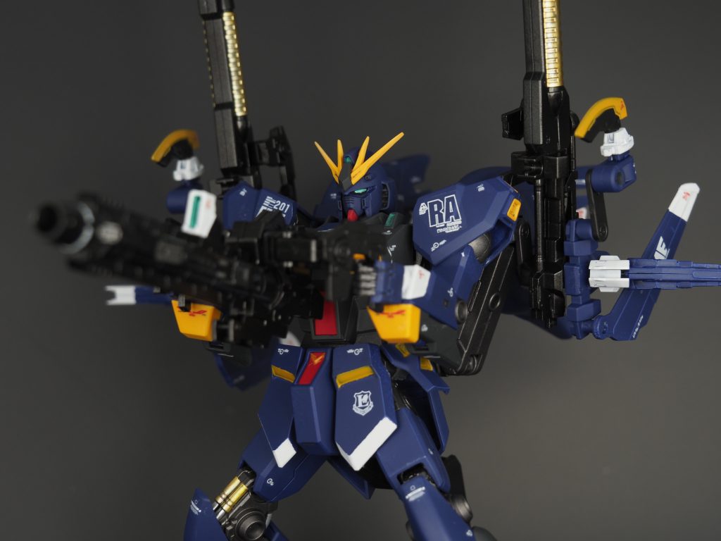 ブラックホールキャノン設定通りグリップが展開・収納してバックパックに懸架できるようになってます。