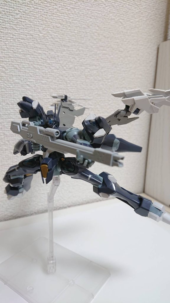 主武装は高エネルギービームライフル。通常のファラクトが使用しているライフルよりも砲身が短く太くなっている。威力と飛距離が通常のファラクトのものよりも向上している。