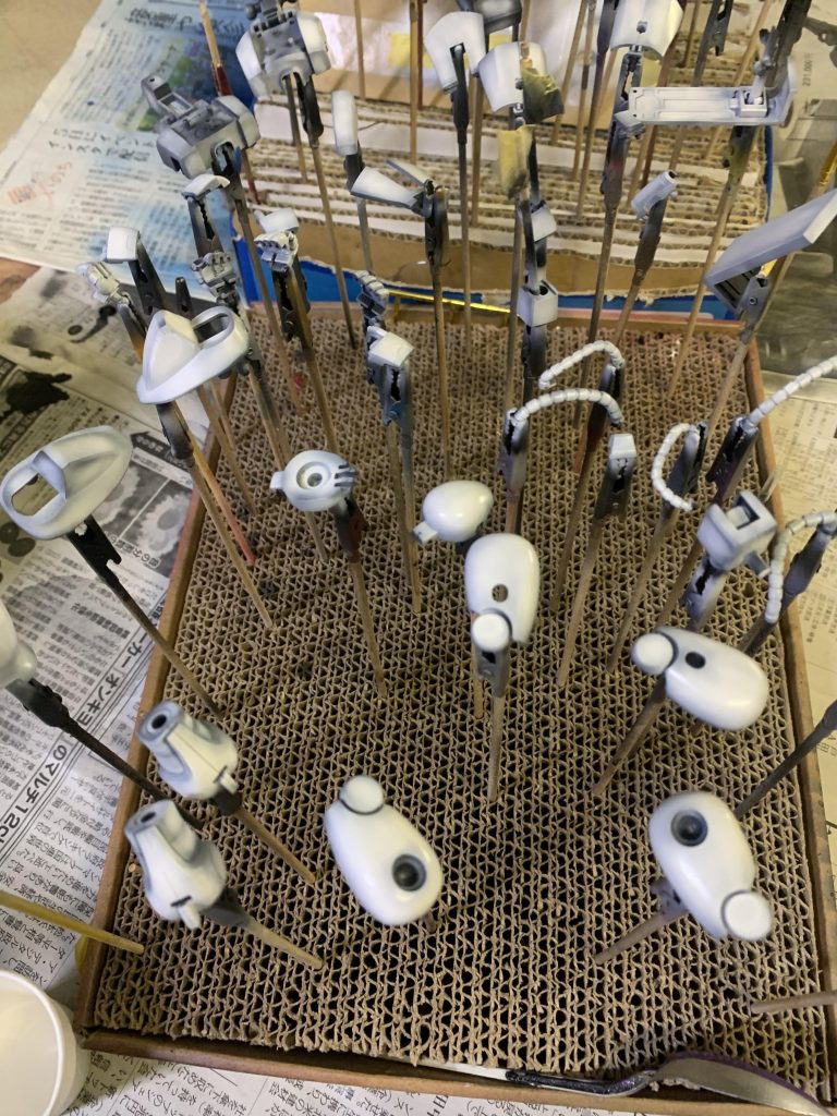 初めてのグラデーション塗装どこまでハイライトグラデーションを入れるか塩梅がなかなか難しく手探りでやってみました。ノーマルザクの方は白を塗り過ぎたかもしれません(zaku-kao4) 