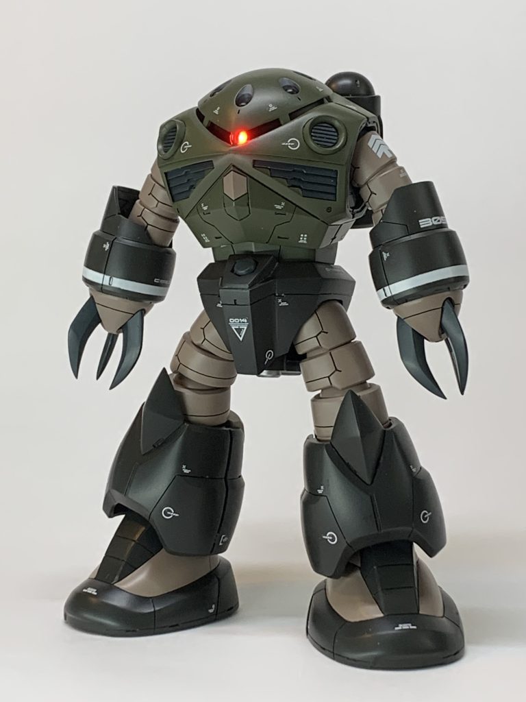 キットそのままでも充分カッコいいズゴックですが、今回はガンダムUC登場のスタイルに合わせて微調整しています。