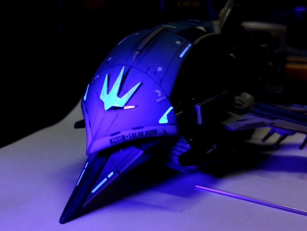 ブラックライトを照射してみたところ。蛍光クリアの塗りがちょっと汚かったです。(汗)