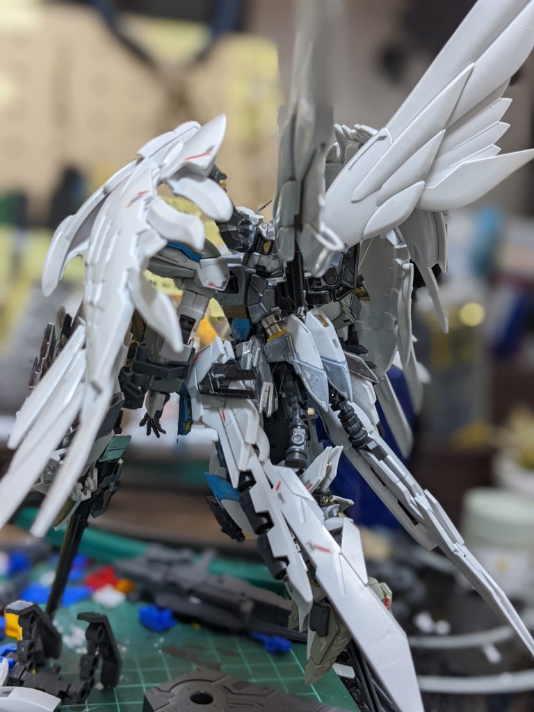 装填用の翼っぽいのは、100均の磁石でくっつけてます。中に仕込もうかと思いましたがそのまま直付でも悪くなかったので、今の状態になってます。