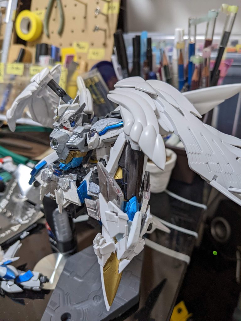 シールドは、一旦ニッパーなどでバラバラにしてウイングガンダムEWの翼などを貼り付けてそれっぽくしました。この頃は、改造工程なんて知らないノリと勢いの頃。各部位のミキシングが終わる度に塗装してました笑ガンダムマーカーなので、余計に無駄に苦労してましたね。