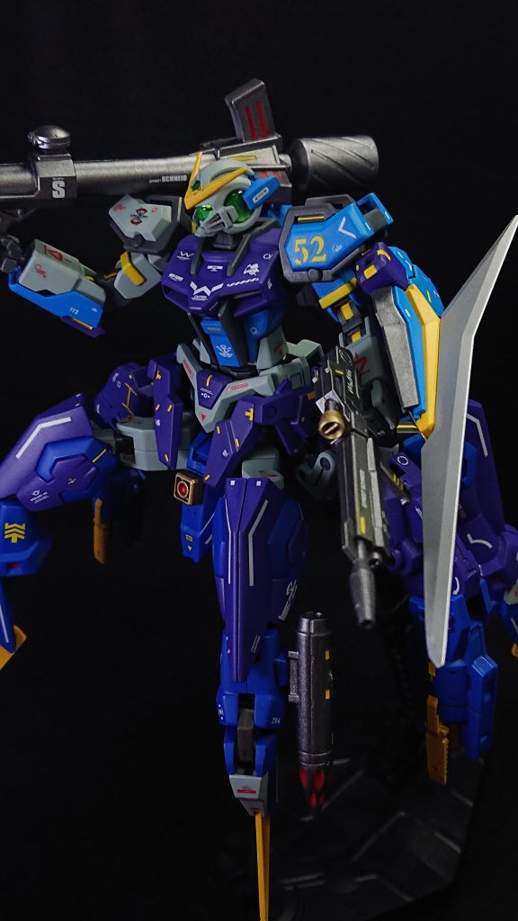 機体カラーは海の魔物感を出したかったのでメインカラーを青と紫にして、差し色に黄色を入れてみました青は2色使っており、上半身は明るいライトブルー、下半身はそれよりも濃いブリリアントブルーで海を表現してみました