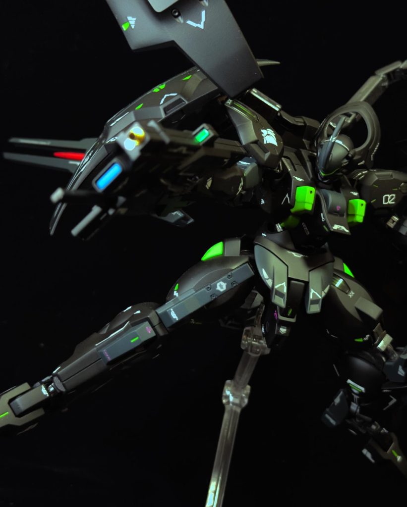 ビームショットライフルも出力を強化しており、一撃で敵機を撃墜出来るレベルで向上させ、ヒットアンドアウェイのスタイルが出来るような仕様にチューニングが施されている。銃口は金属パーツで存在感を出すようにしました。