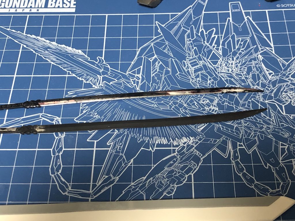 刀は塗装するためにメッキを剥がしました、こちらも初めてでクリアが吹かれあるらしくハイターを5日も漬けてました。薄め液でコスって漬けたらすぐ取れた