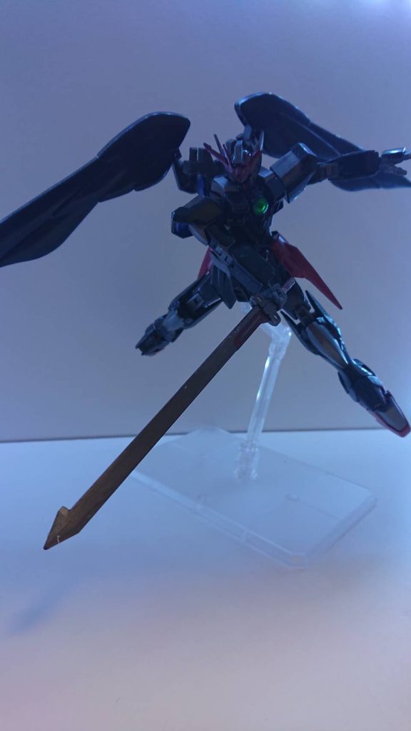 武装は宝剣ダークネスシュティア。ディフレントミラーからウイングガンダムゼロ影と共に出てきた武装。破壊されてもウイングガンダムゼロ影から放出されている粒子型ビット一つ、ミラービットにより再生される。