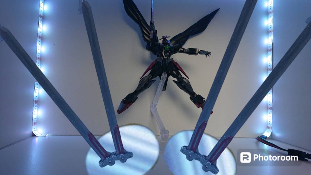 ミラーズエッジはディメンションビットを複数に分裂すれば多くの場所からダークネスシュティアの刃を出すことができるが、大きさは小さくなっていく。