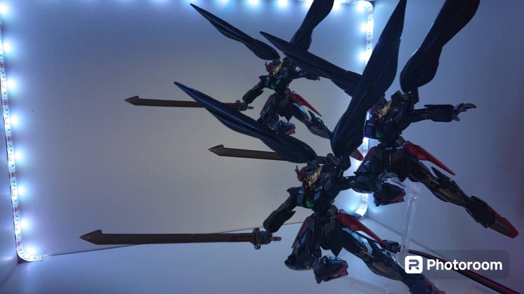 ミラービットで作り上げた分身体と共に突撃。分身体はあくまで偽物であり、攻撃してしまうと鏡の破片のような形になり敵機に向かって突撃をする。