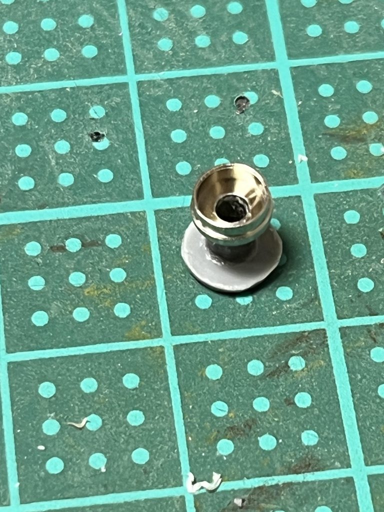 モノアイにLEDを仕込むためメタルパーツとプラパイプ、プラ板でベースを自作