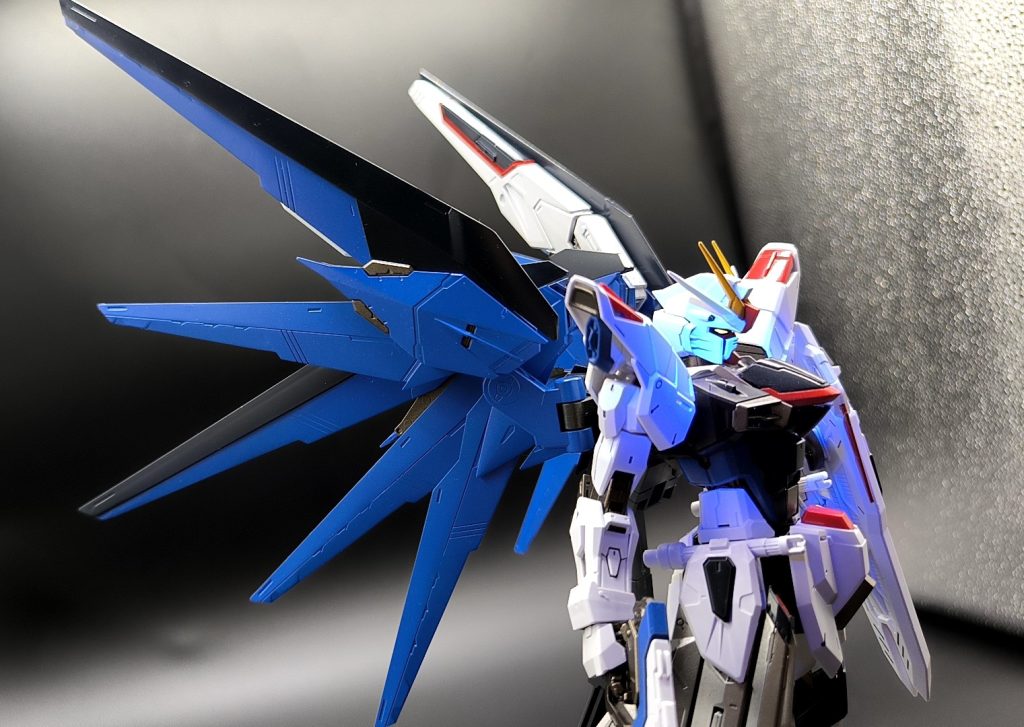 バラエーナは2.0の物だと太すぎてウイングからはみ出て見えるので、ジャンク品で売っていた旧MGフリーダムの物をちょこっと加工して移植しました。ジャンク品は500円くらいで購入したのですが、ゲートがきちんと切れていない部分があったのと、めちゃくちゃ黄ばんでたのでバラエーナはヤスリと塗装でだいぶ時間がかかりました。ホントめちゃくちゃ黄ばんでたんですよ。ジ・Oみたいな色してました。写真とっときゃ良かった。