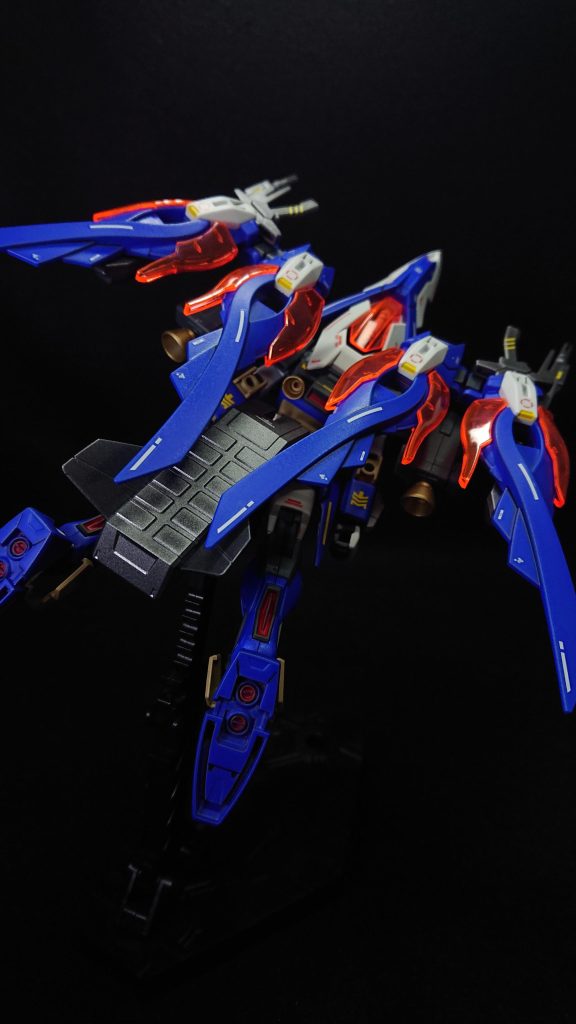 今回のお気に入りポイントは“機体カラー”と“ミサイルコンテナ”です機体カラーのコバルトブルーは下地にグレサフを使ったせいか若干濃い青になってしまいましたが、ウイングガンダムゼロ炎の赤いイメージを上手く変えることができたと思います次回使用するときには下地を白サフにしてみて、もう少し発色の良いコバルトブルーを目指してみたいと思いますw今回のストライクはシンプルなミキシング改造だった分、ミサイルコンテナの追加が思っていた以上に良いアクセントになったと思いますあと、シールドをマウントできるようになったのは大きかったですパーツの干渉が原因でシールドは手持ち装備となっており、ツインバスターライフルを両手で持てなくなっていましたこれが解消できただけでもミサイルコンテナの追加が大成功だったと言えるでしょうwでは、最後までご覧いただきありがとうございました