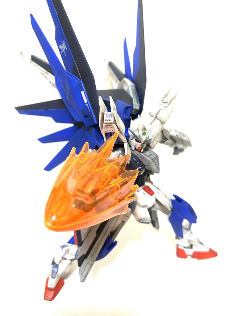 ビームナックル高出力ビームで、腕部を保護しながら突撃する攻防一体の武装です。gレコに出てくるガイトラッシュのビームマントに近い兵装のイメージです。