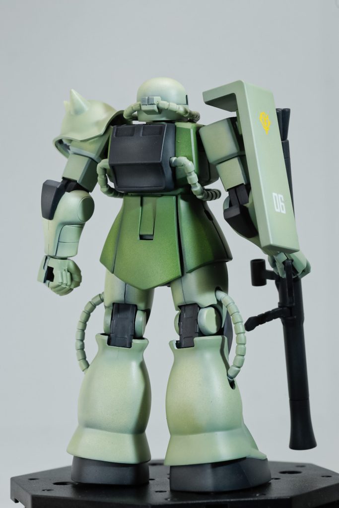 塗装レシピは…①黒サフ②ファンデーションホワイトでハイライトグラデーションを入れる。③本塗装の塗料をいつもより希釈薄めにしてエアブラシで吹く。（薄い緑はMSグリーンとなんかの濃い緑、黒いパーツはティターンズブルーの1だったと思う）トップコートは艶消し。デカールは少なめ、シールドのみ。