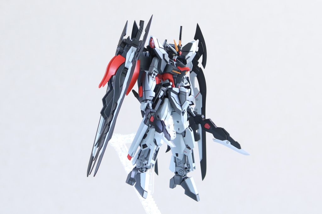 ▲翼を閉じた状態横から見た感じがお気に入りです。二丁拳銃が特徴的なノワールですが、今回の作品では近接武器を2つ持たせる形でその特徴を表現しています。