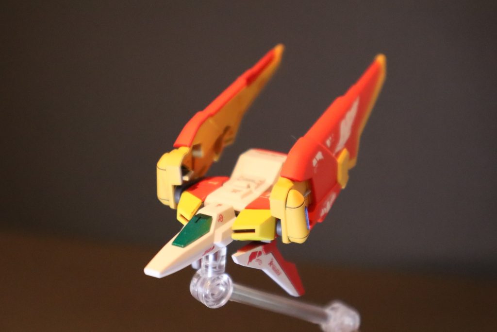 支援機のブレイズフライヤー。ブレイズガンダムの運動性能を高め、炎の力を格段にアップさせる。本機は無人のドローンユニットで、状況に応じて発進、帰艦する。