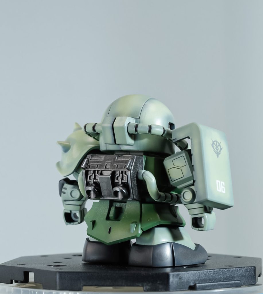 SDザクの方もデカールは少なくシンプルに。墨入れだけはやりました。