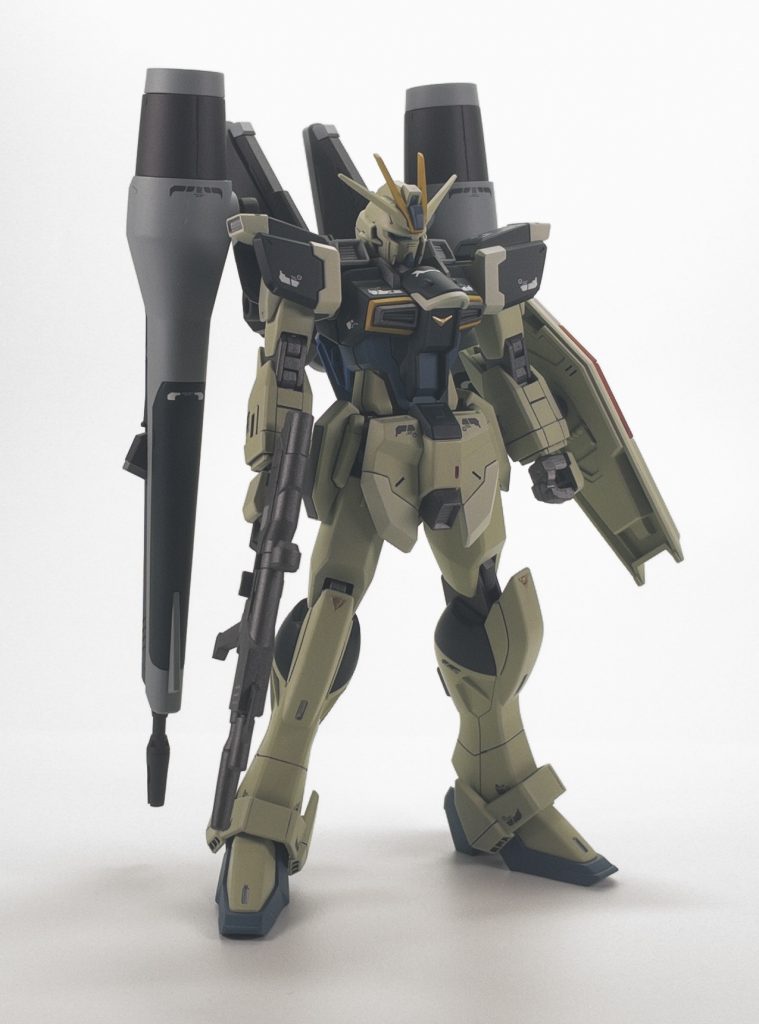 本体の薄緑部分はMr.カラー26番のダックエッググリーンで塗装しましたが程よくミリタリー感が出ていい感じになりました。FREEDOMの機体は公式デカールがまだ出てないので早く欲しいですねぇー